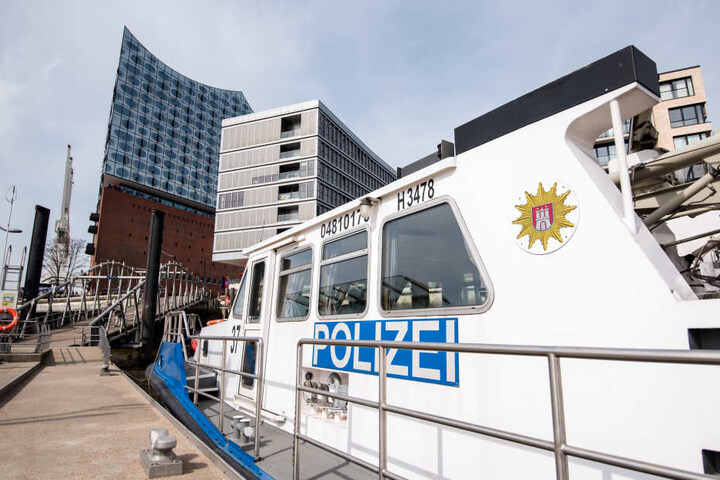 Ein Boot der Hamburger Wasserschutzpolizei liegt am Hafen vor der Elbphilharmonie.