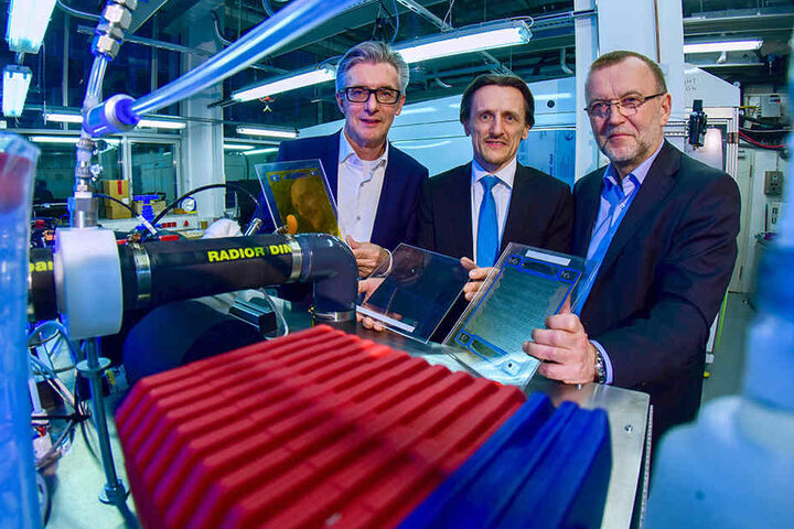Forschung und Praxis an einem Strang: Professor Unwerth (M.) im Brennstoffzellen-Labor der TU mit Fuel-Cell-Powertrain-Chefs Achim Loecher (l.) und Thomas Melczer (r.).