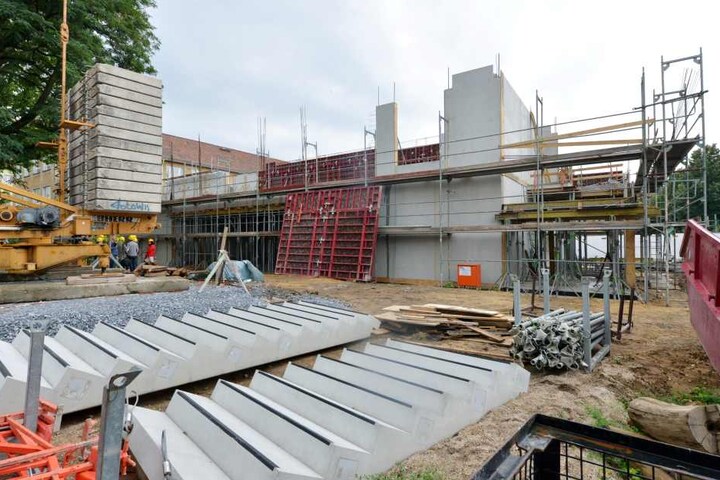Obwohl zum Beispiel an der 30. Grundschule „Am Hechtpark“ wie wild gebaut
wird, bleiben allein im Schulamt über 100 Millionen Euro liegen.