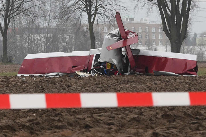 Das Flugzeug ging auf einem Feld unweit von einem Hotel nieder.