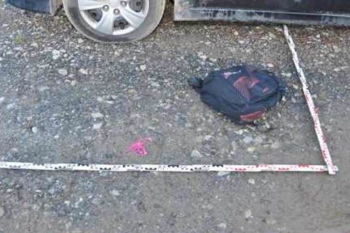 Wisst Ihr, wem dieser Rucksack gehört? Er wurde neben einem der Autos gefunden.
