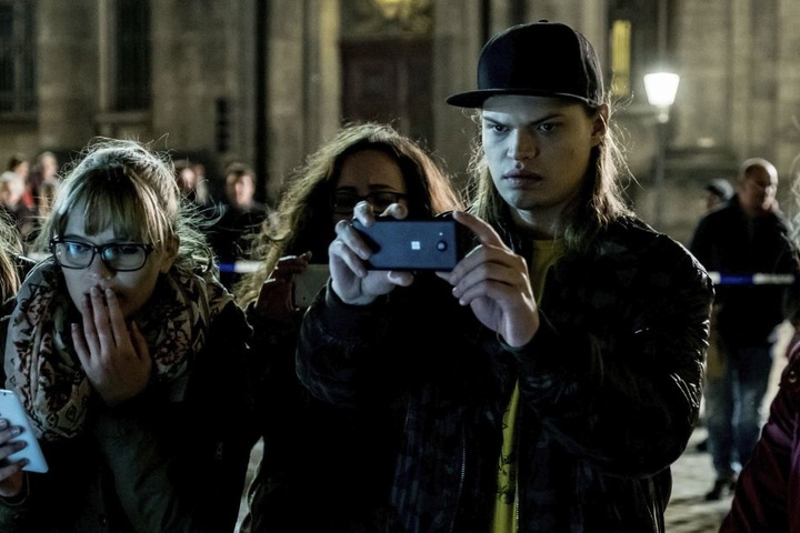 Wilson Gonzalez Ochsenknecht (27, r.) spielt im „Tatort“ einen Prankster, der
alles ins Netz stellt, was ihm vor die Handykamera kommt.