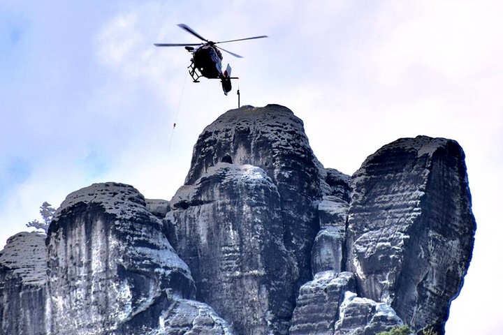Der verunglückte Kletterer wird mit einem Hubschrauber geborgen.