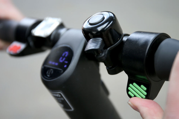 Die Geschwindigkeit eines E-Scooters kann per Knopfdruck bestimmt werden.