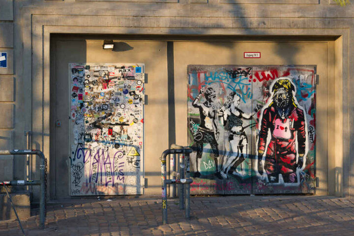 Die Sonne strahlt die Eingangstüren zum Club Berghain an. Am Wochenende bilden sich hier oft lange Schlangen von Party-Besuchern.