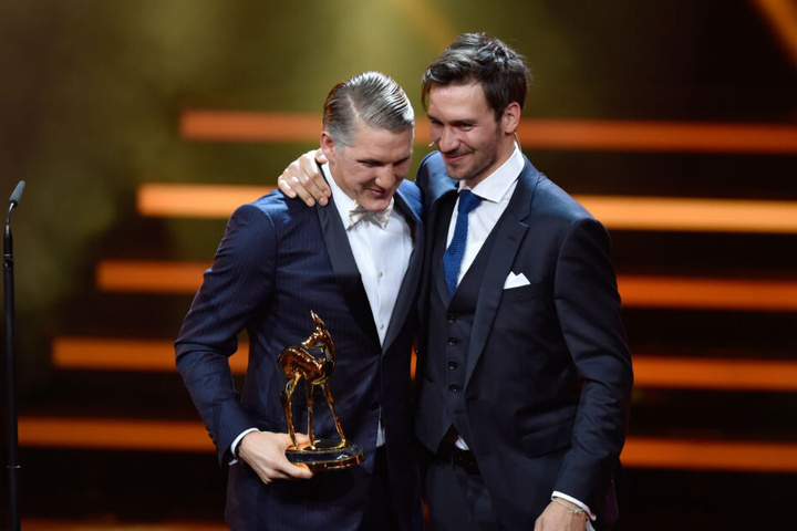 Bastian Schweinsteiger erhält am 17.11.2016 in Berlin den Bambi in der Kategorie "Ehrenpreis der Jury" von seinem Kumpel Felix Neureuther.
