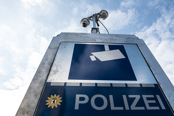 Vertreter von Polizei und Politik stellten die neue mobile Videoüberwachungstechnik der Polizei vor.