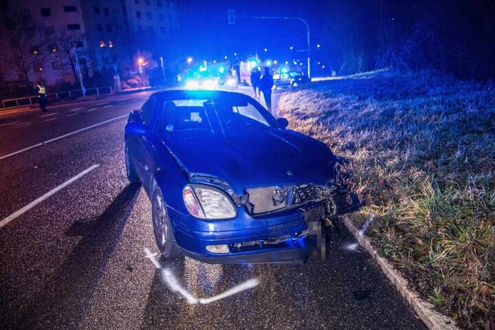 Der Mercedes wurde durch den Zusammenprall heftig in Mitleidenschaft gezogen.
