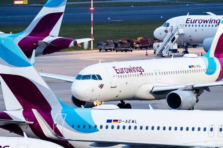 Bei der Fluggesellschaft Eurowings könnte es zu einem unbefristeten Streik der Flugbegleiter kommen.