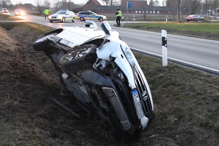 Der SUV landete im Graben und kippte auf die Seite.