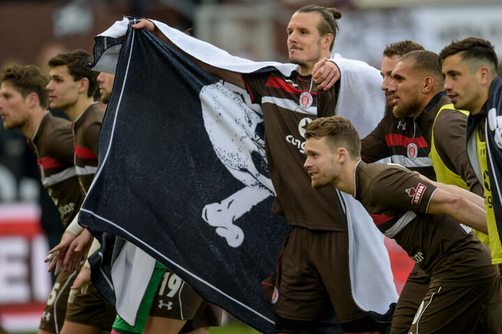 Der FC St. Pauli bietet mit Axel Meier (Mitte) einen Fußballgott gegen den HSV auf. Wird das ausreichen?