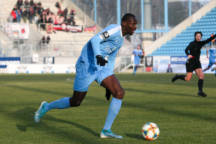 CFC-Riese Tarsis Bonga in Aktion.
