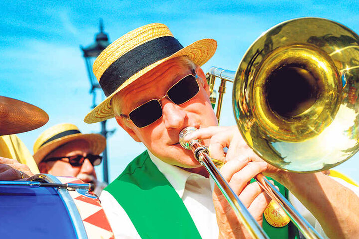Man kann es fast hören: Bei der großen Parade am Sonntag sind die Musiker
ganz nah am Publikum.