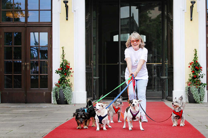 Hotel-Testerin Reni Walther (73) mit ihrer „Rasselbande“ auf dem roten
Teppich des Kempinski Dresden.