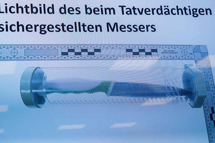 Mit diesem Messer soll der Mann drei Frauen im Dezember 2018 angegriffen haben. (Archivbild)