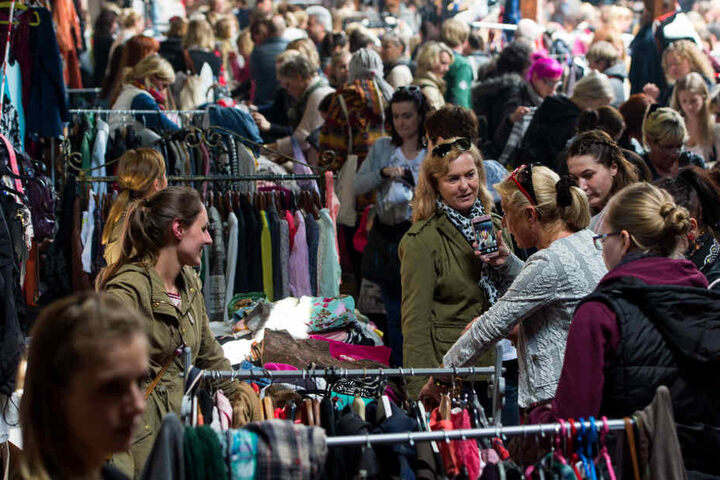 Beim Mädelsflohmarkt in Paderborn können die Ladies an diesem Abend ordentlich schicke Klamotten abgreifen. (Symbolbild)