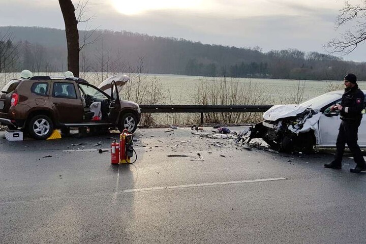 Im Einmündungsbereich sind die Autos frontal ineinander gekracht.