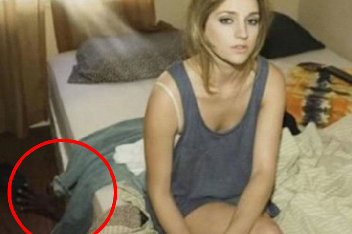 Unter dem Bett versteckt sich wohl der Liebhaber. Das erklärt dann auch den entspannten Schlafzimmerblick der Strohwitwe.