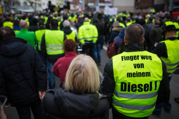 Demonstranten in gelben Westen bei einer Demonstration gegen Diesel-Fahrverbote am Neckartor.