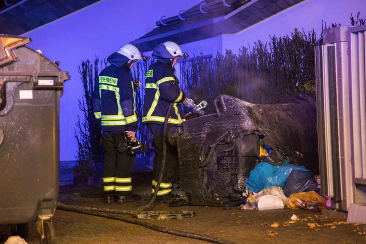 In Freiberg standen mehrere Mülltonnen in Flammen.