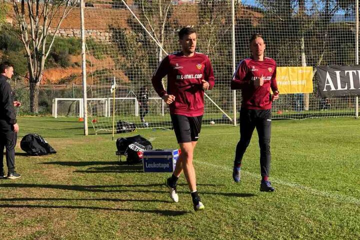 Alex Jeremejeff und Jannik Müller trainieren abseits der Mannschaft.