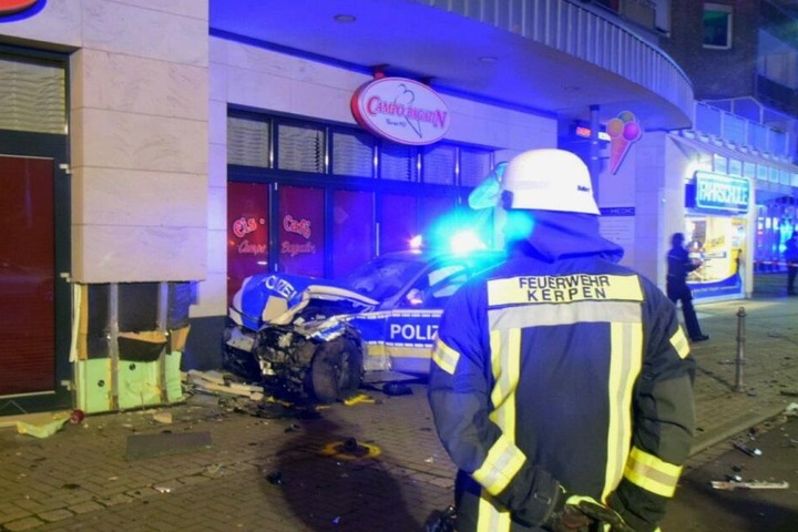 Die Feuerwehr Kerpen konnte den schwerverletzten Polizisten aus seinem Dienstwagen befreien und retten.