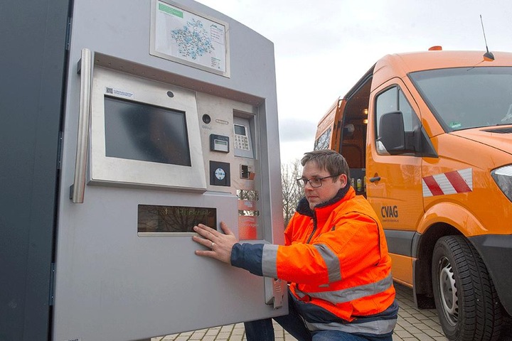 Besser verrammelt als gesprengt: CVAG-Mitarbeiter Tobias Saße (34) verschließt die Klappe eines Fahrscheinautomaten.