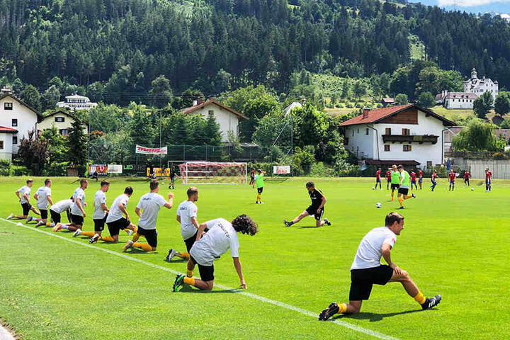Die Spieler machen sich für das Testspiel warm.