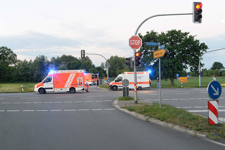 Die Kreuzung wird durch eine Ampel geregelt.