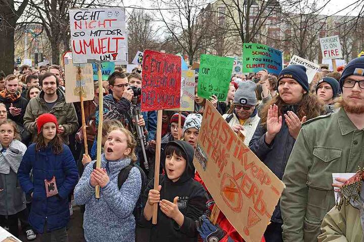Anstatt mehrerer Hundert kamen mehrere Tausend Schüler zur Demo.