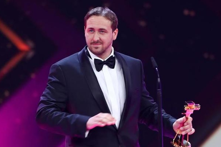 Ein Double der Hollywood-Größe Ryan Gosling hatte die Goldene Kamera entgegengenommen.
