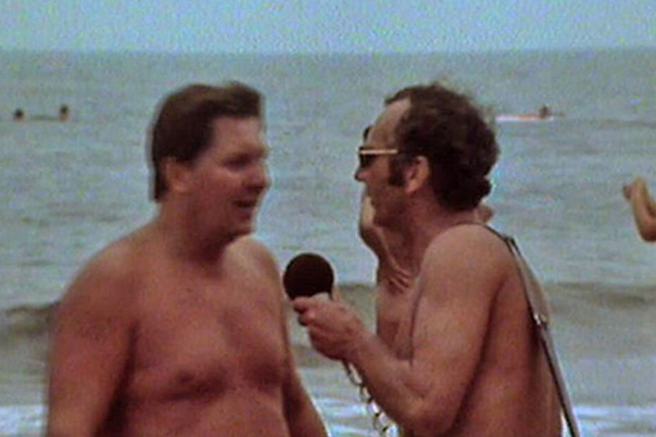 1976 interviewte Hans-Joachim Wolle splitternackt am FKK-Ostseestrand.