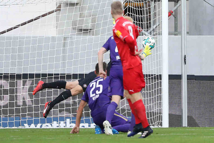 Alexander Mühling (8, Kiel) erzielte den Treffer zum 0:1.