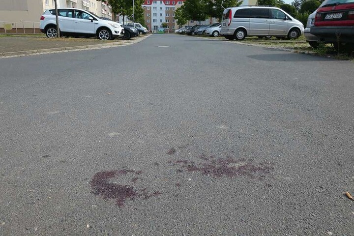 Tatort Torgau: Auch Tage danach zeigte der große Blutfleck noch vom dramatischen Geschehen Samstagnacht.
