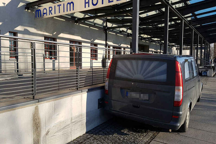 Der Leichenwagen steht direkt vorm Maritim Hotel Dresden.
