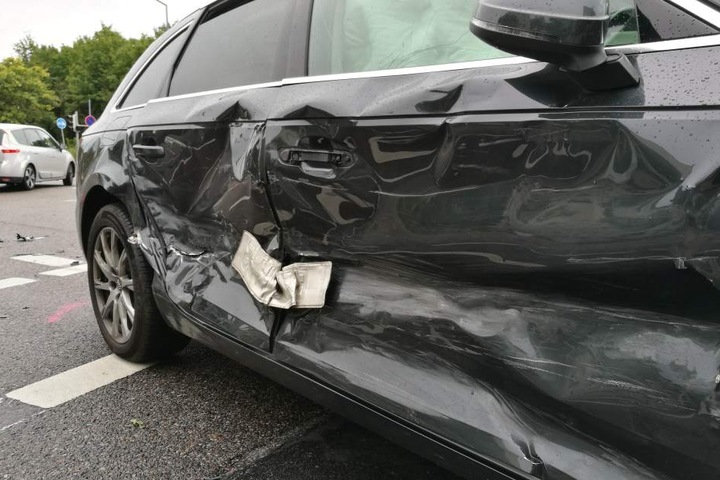 Das Nummernschild des Mercedes steckte durch den heftigen Aufprall in dem Audi.