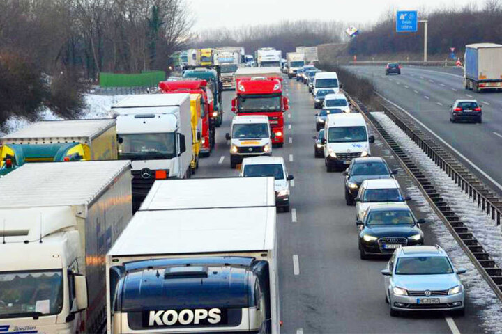 Es bildete sich ein bis zu sechs Kilometer langer Rückstau.