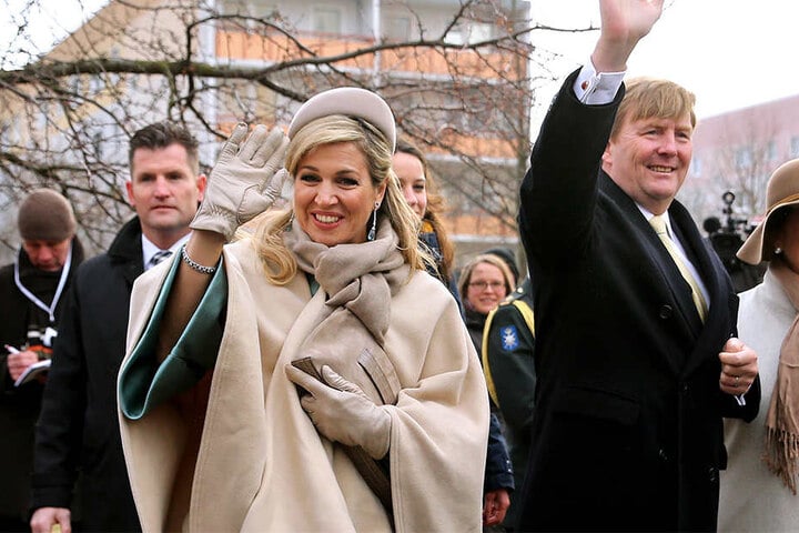Auf ihrem Besuch in Leipzig trotzen König Willem-Alexander und Königin Maxima dem kalten Wetter mit einem Lächeln.