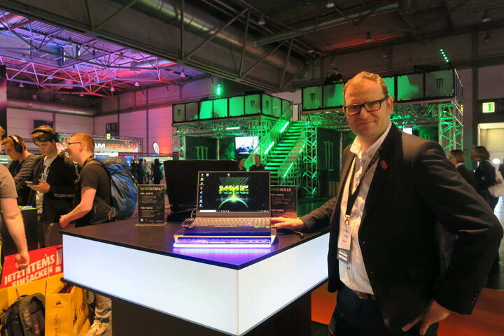 Robert Schenker, Geschäftsführer von Schenker/XMG mit einem der neuen Laptops des Unternehmens.