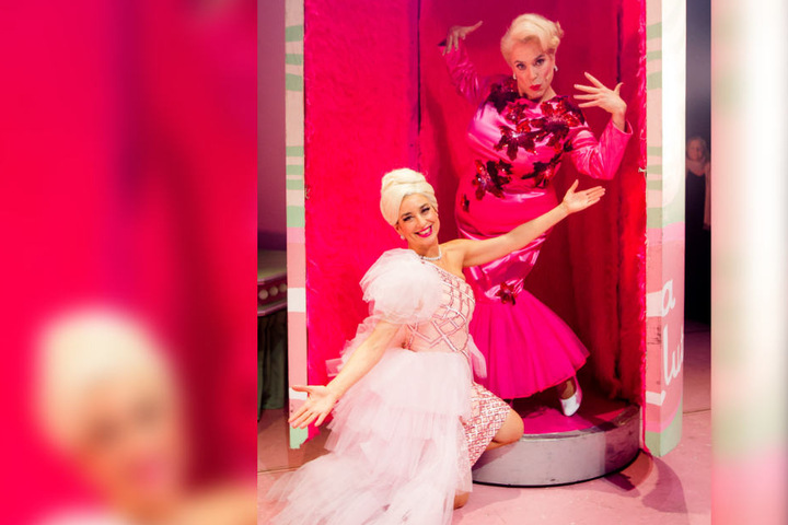 Isabel Varell (links) spielt Velma von Tussle, Uwe Kröger (rechts) ist als Edna Turnblad zu sehen.