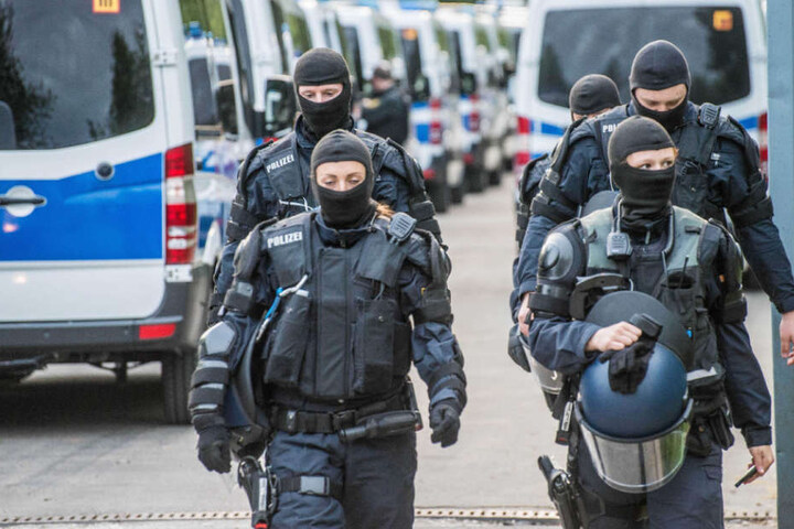 Die Polizisten sind in schwerer Schutzmontur vor Ort.