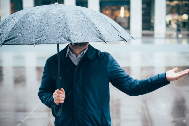 Der Regenschirm ist auch an diesem Wochenende Euer bester Freund.