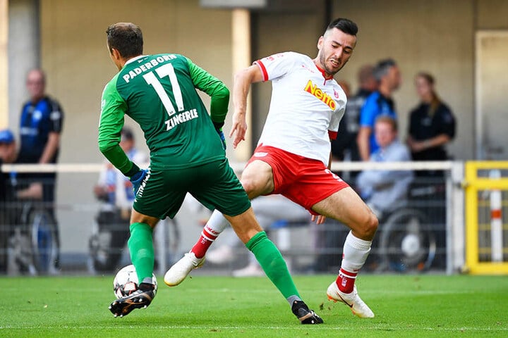 Sorgte mit dieser Aktion für Herzflattern bei den SCP-Fans: Torhüter Leopold Zingerle (l.) lässt Jahn-Stürmer Sargis Adamyan (r.) aussteigen.