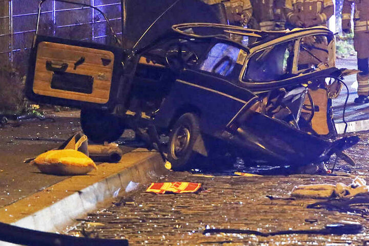 Das Auto knallte am Ende in eine Bushaltestelle.