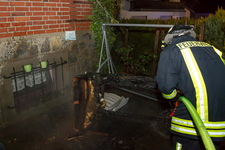 Das Sofa hatte Feuer gefangen und wurde nach draußen gebracht und gelöscht.