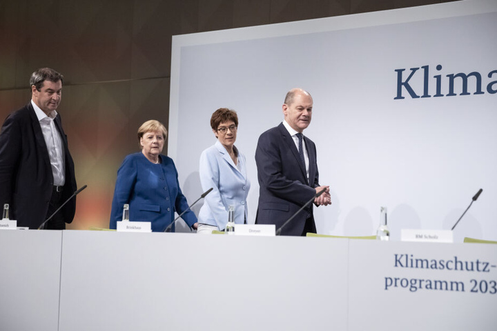Markus Söder (l-r), Ministerpräsident von Bayern und CSU-Vorsitzender, Bundeskanzlerin Angela Merkel (CDU), Annegret Kramp-Karrenbauer, Bundesministerin der Verteidigung und CDU-Vorsitzende, und Olaf Scholz (SPD), Bundesfinanzminister, bei der Sitzung des