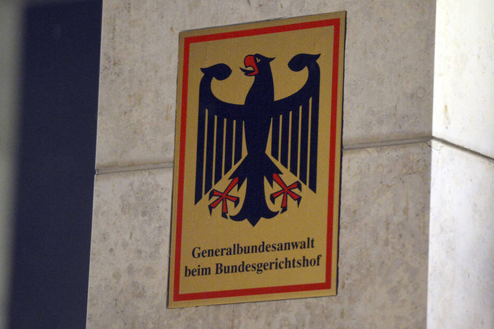 Ein Schild weist auf das Gebäude der Bundesanwaltschaft in Karlsruhe (Baden-Württemberg) hin.