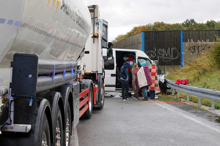Mindestens neun Menschen wurden bei dem Unfall teilweise schwer verletzt.