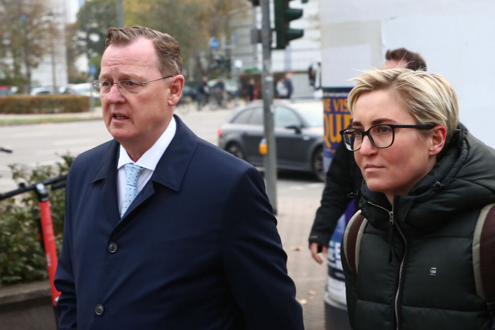 Ministerpräsident Bodo Ramelow und die Vorsitzende der Linken in Thüringen, Susanne Hennig-Wellsow, auf dem Weg zum Treffen am Mittwoch in Erfurt.