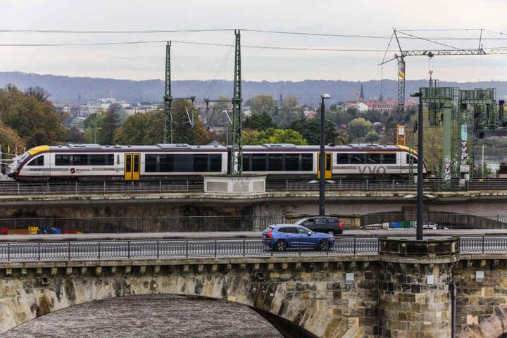 Die Städtebahn auf der Dresdner Marienbrücke.